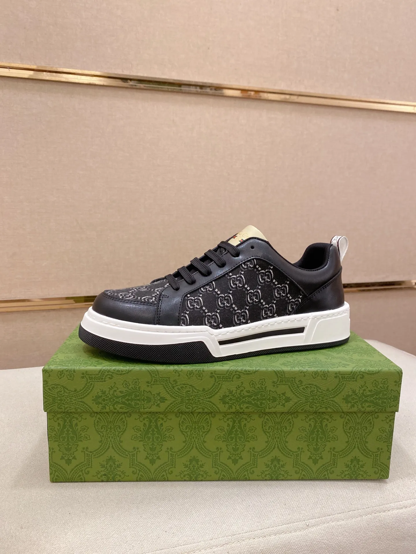 Men's shoes 💰 420 💰 High-quality new GUCCI counters are launched simultaneously. The new men's shoes, 😘fabrics are selected from imported cowhide, and the lining is sheepskin lining. 👍🏿 High-end ☄️ air-cushion molded anti-slip rubber outsole, exquisite lines, simple and elegant, comfortable and high-end for leisure travel. Code number: 38 to 44 (45 can be customized and cannot be returned or exchanged)